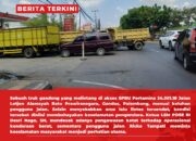 Truk Gandeng Melintang di Akses SPBU Gandus, Pengguna Jalan Keluhkan Gangguan Lalu Lintas